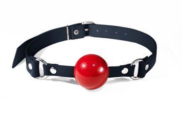 Кляп силиконовый Feral Feelings Silicon Ball Gag Black/Red, черный ремень, красный шарик фото и описание