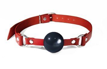 Кляп силиконовый Feral Feelings Silicon Ball Gag Red/Black, красный ремень, черный шарик фото и описание