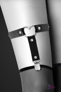 Гартер на ногу Bijoux Pour Toi - WITH HEART Black, сексуальная подвязка с сердечком, экокожа фото и описание